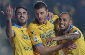 Frosinone Calcio's Daniel Ciofani (C) celebrates with teammates, after scoring the 1-0 gol, during Italian Serie A soccer match, Frosinone Calcio vs Carpi FC, at the Matusa stadium in Frosinone, Italy, 28 October 2015.               ANSA / MAURIZIO BRAMBATTI