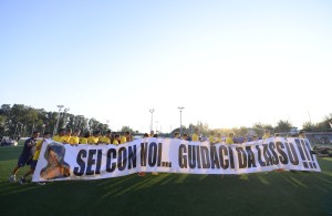 Lo striscione dedicato a Cristina Varani portato in campo dai ragazzi del Racing Club durante la cerimonia di presentazione