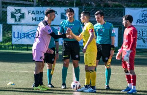 Trastevere-Cos, il saluto tra i capitani (foto Matteo Ferri) (1)